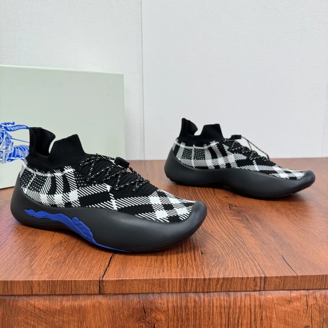 Batch 720 Guangdong high version War Horse series Burberry new men's knitted casual sneakers Burberry's classic yarn inspires the sophistication and sporty taste of this sneaker. The variegated knitted upper is extremely light and elastic, showing a tight appearance on both sides of the shoe, while the toe box adopts the unique "micropore" technology of sports accessories to sublimate breathability. The elasticity of knitwear ensures that shoes fit better and are more comfortable to wear. It is equipped with a lightweight rubber outsole, an unlined design, embellished with branded drawstring accessories, and a combination of pull-on and lace-up styles. It is comfortable and breathable for the upper foot, and comes with a full set of original packaging dust bags! Size: 39-40-41-42-43-44 Leather shoe size Item number: B9368 Black and white